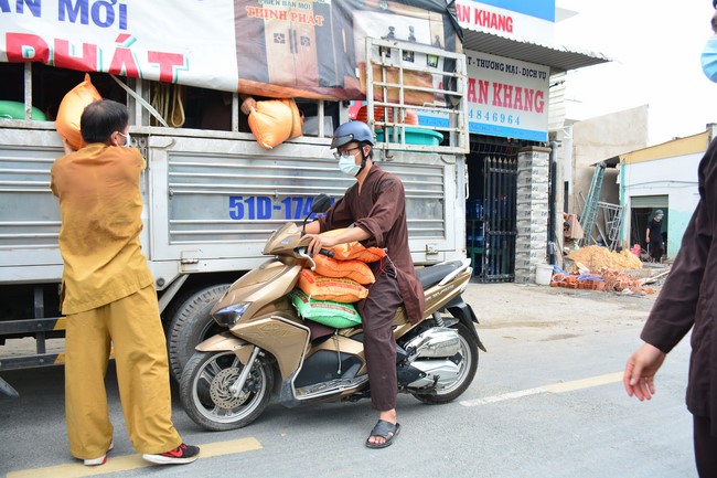 Continuing to support people in need in the Covid-19 pandemic of Hoang Phap Pagoda (series 4)